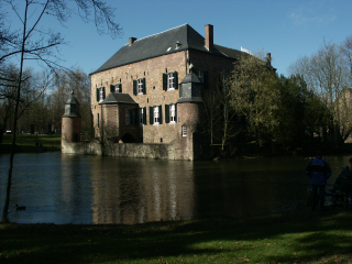 [Une photo de Kasteel Erenstein trop sombre]